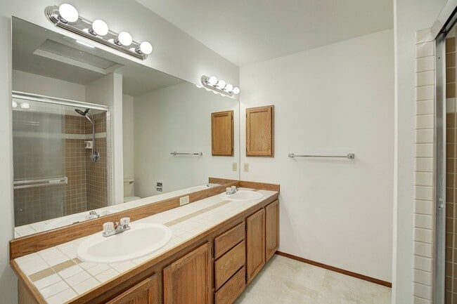 Building Photo - 4Bd/2.5Ba Sammamish Home
