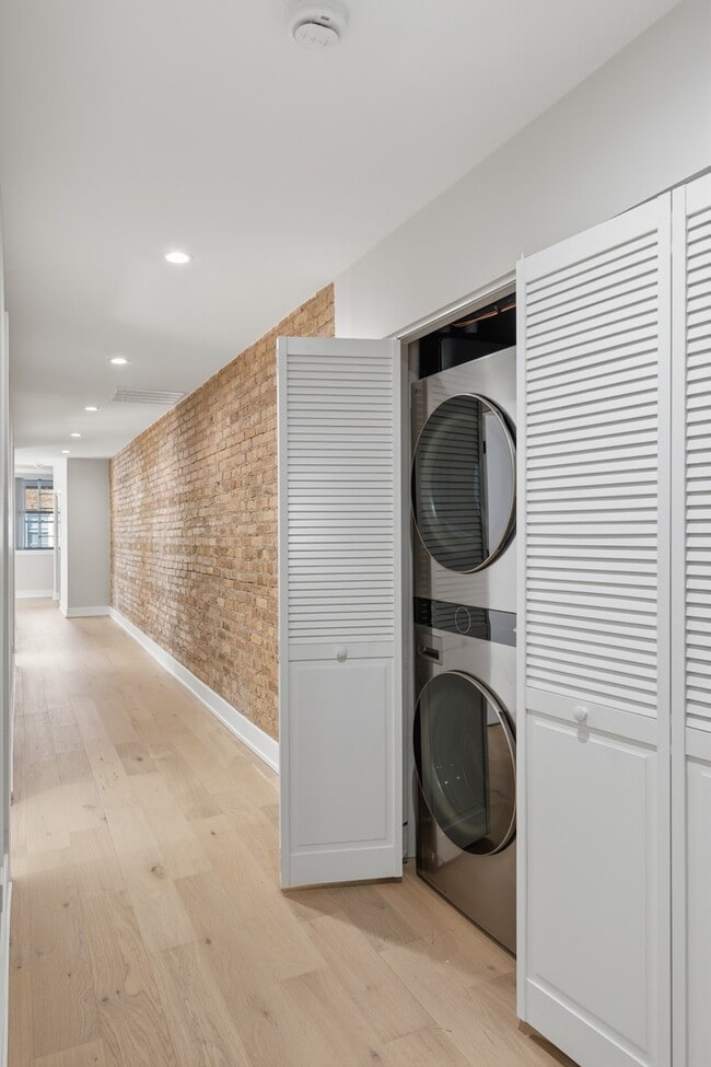 Building Photo - 7516 N Eastlake Terrace