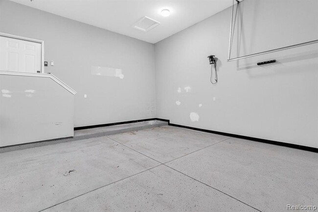 Building Photo - 171 Jotham Ave