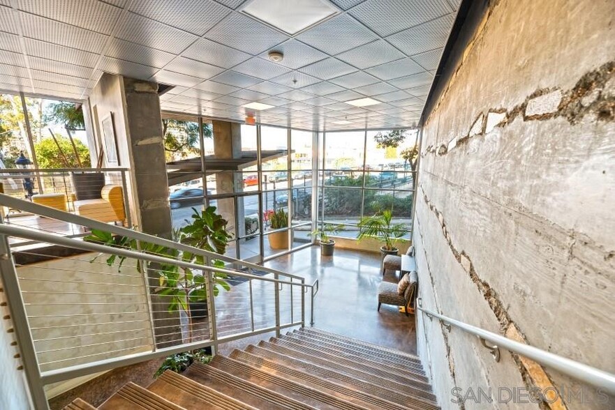 Lobby - 1643 6th Ave