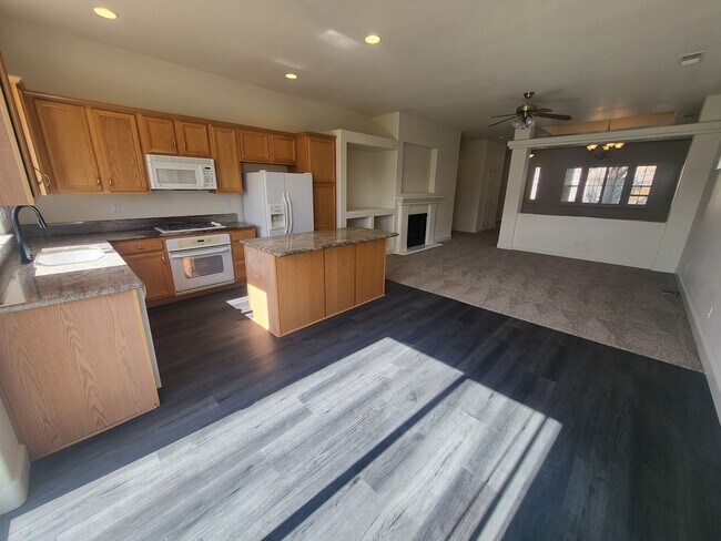 Building Photo - 3513 Long Dr