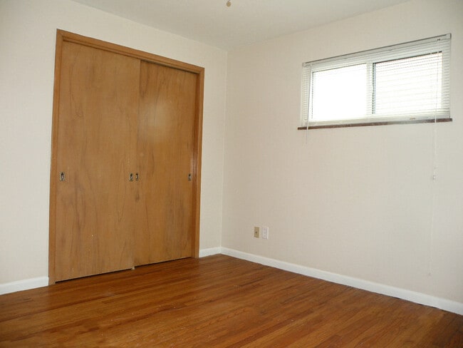 Building Photo - 3 Bed - 2 Full Bath Cape Cod for Rent in Euclid!