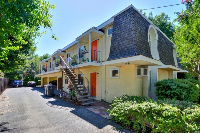 Building Photo - Charming 3 bed / 1 bath Apartment by Downtown