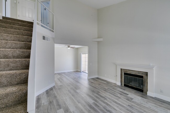 Building Photo - Stylish 2-Bedroom Townhome in Henderson!