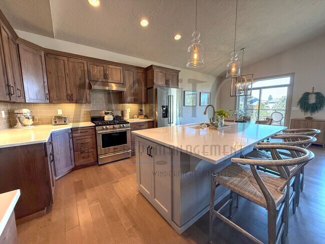 Building Photo - Spacious Eagle Ridge Home