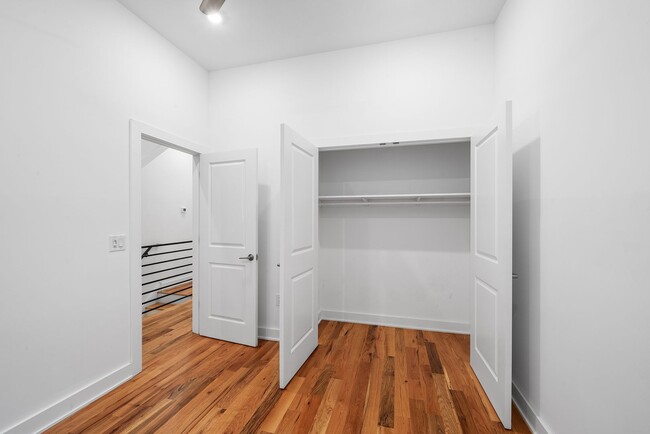 Building Photo - 4 Bed 3.5 Bath Townhomes 2176 sqft