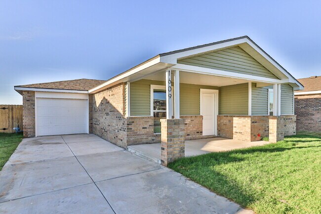 Building Photo - Luxurious Cottage Home Located In Bell Farms!