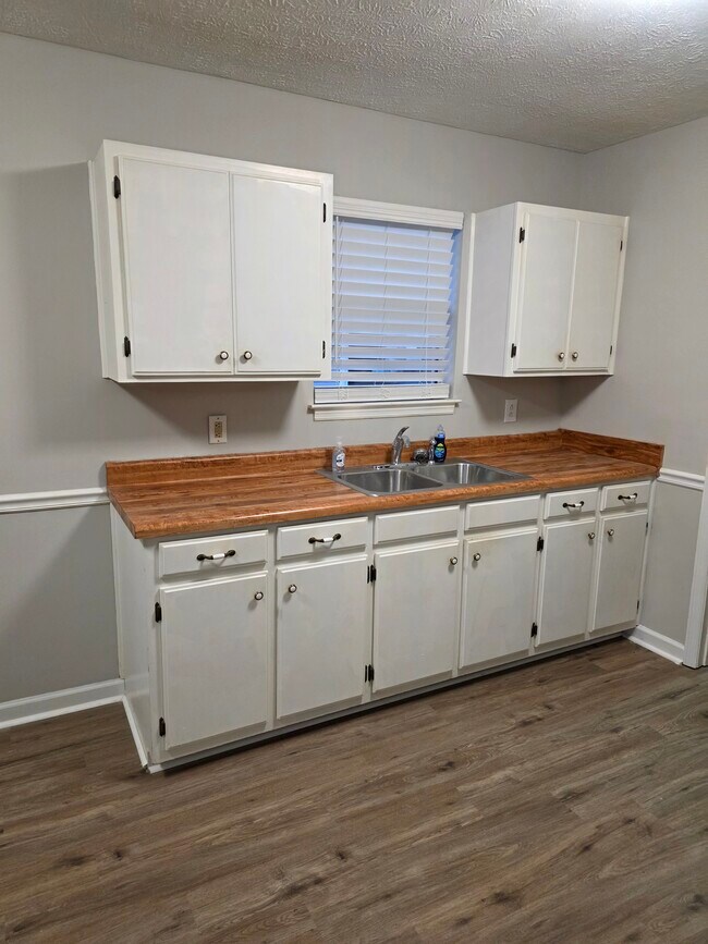 Building Photo - 217 S Hancock St