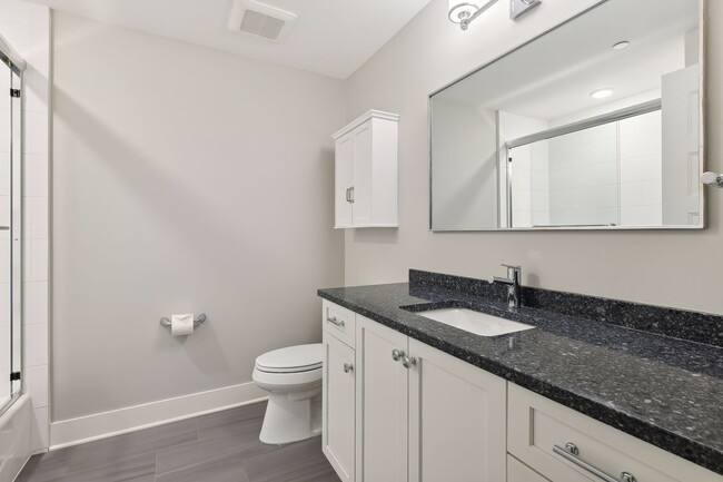 Full bathroom - 222 Ferndale Rd S