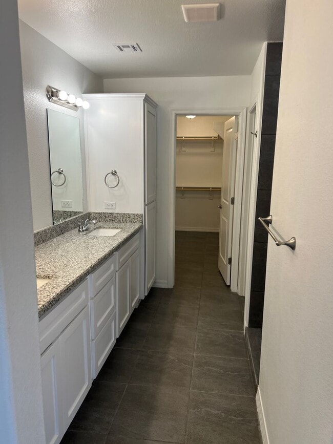 Building Photo - Large Corner Lot home with 3 full size bed...
