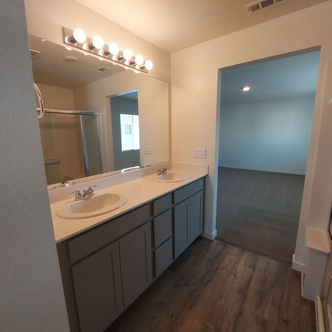 Building Photo - Newer 4 Bedroom, 2.5 bath home in West Roseville/DR Horton Built!