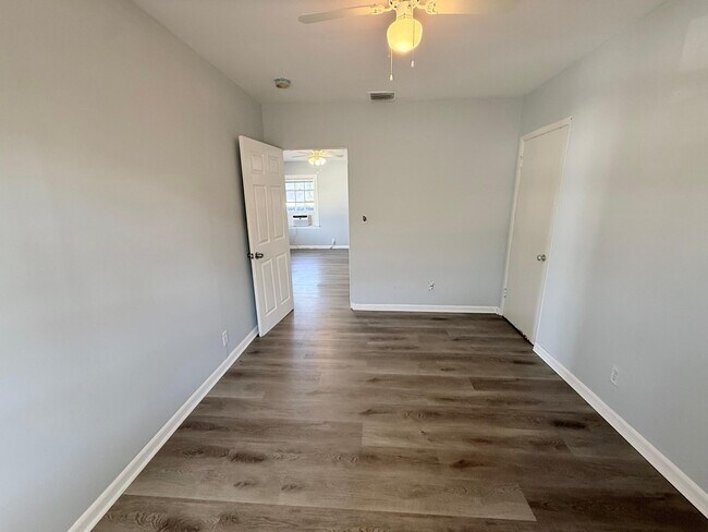 Building Photo - 1000 W Lakewood Rd