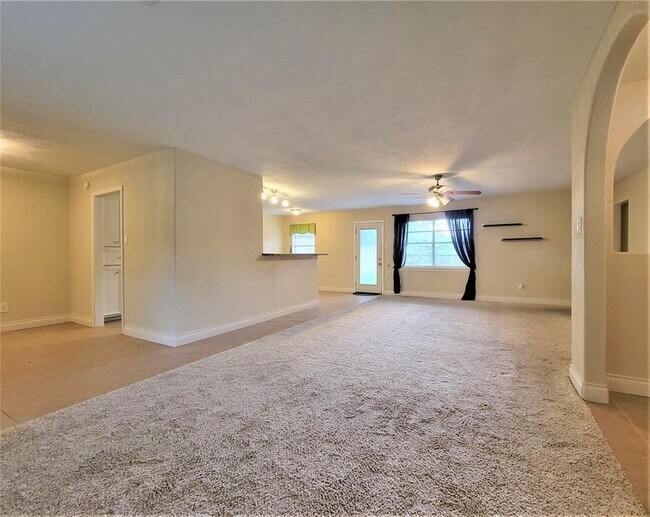 Building Photo - 721 Academy Ln