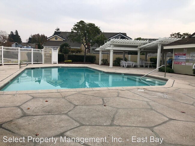 Building Photo - 2 br, 3 bath House - 2674 Barrington Terr