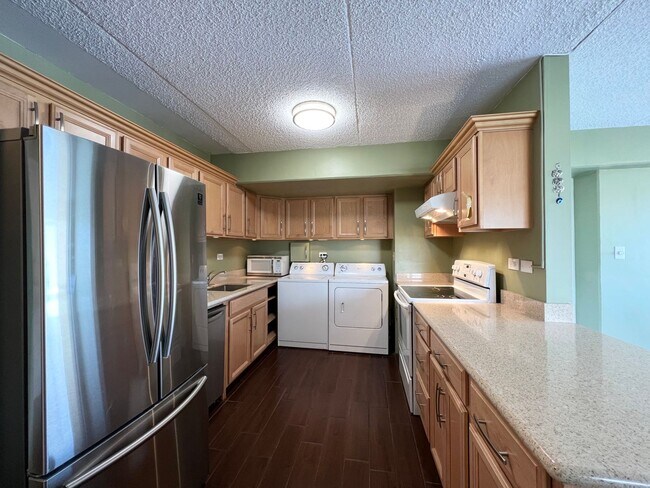 Building Photo - 2BD/2BA/2PKG. Furnished, Waikiki, Views, Breeze