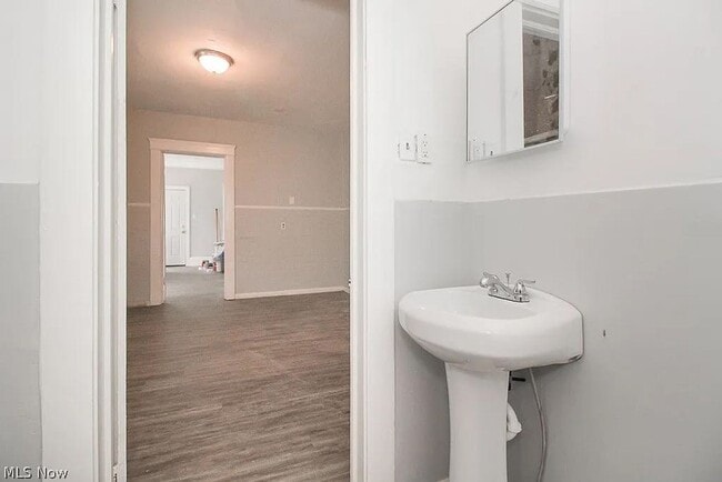 Building Photo - 4 BD/1 BA