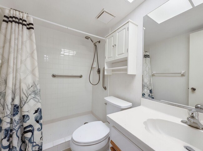 Building Photo - 2 bed 2 bath annual rental *** First floor condo *** Kings Lake Community