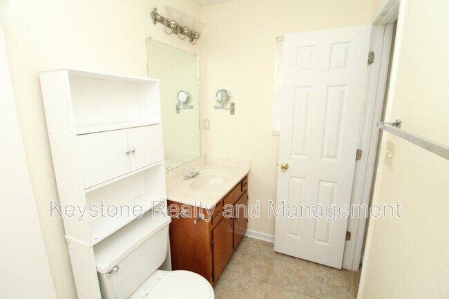 Building Photo - 1175 Schatten St