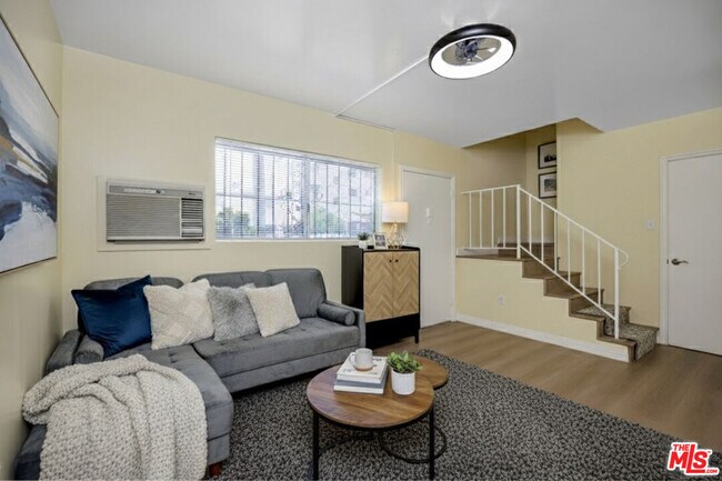 Building Photo - 3620 S Budlong Ave