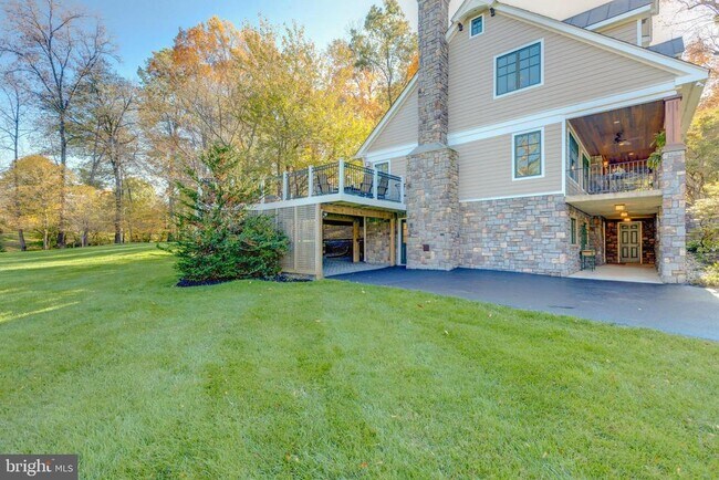 Building Photo - 1057 Vista Dr