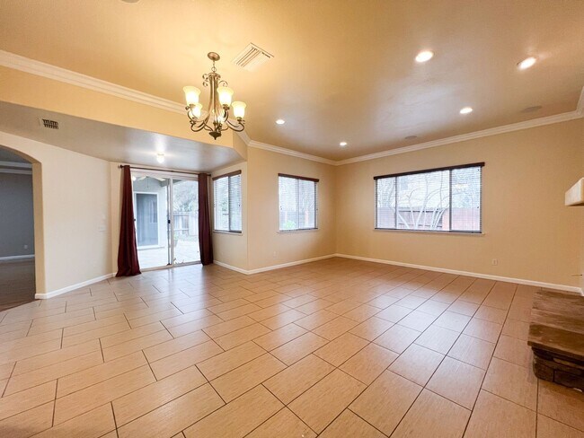 Building Photo - Spacious Single Story Three Bedroom Home