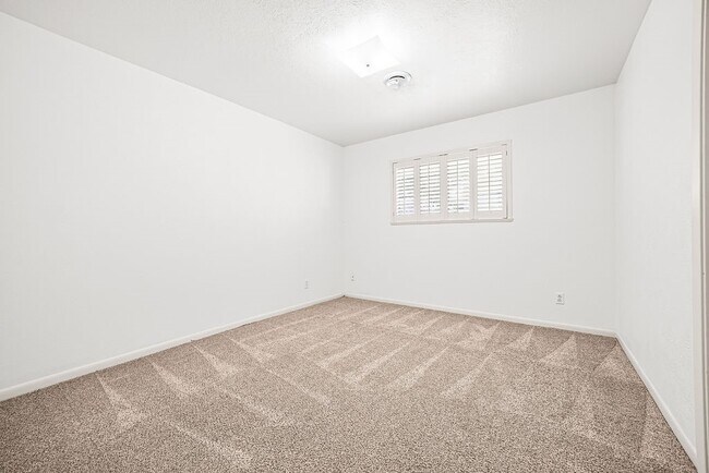 Building Photo - 630 Bradshaw Dr