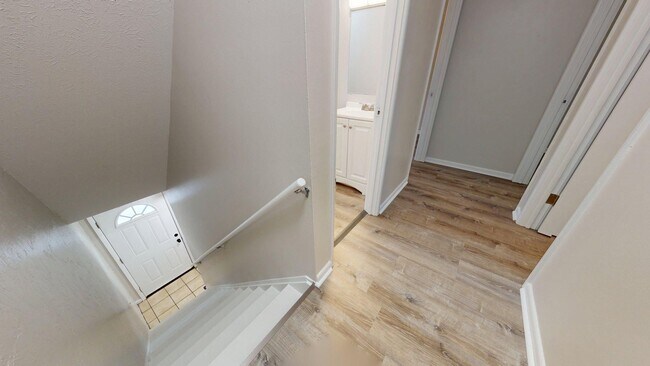 Building Photo - Elyria - updated 3 bed/1 bath townhouses for rent!