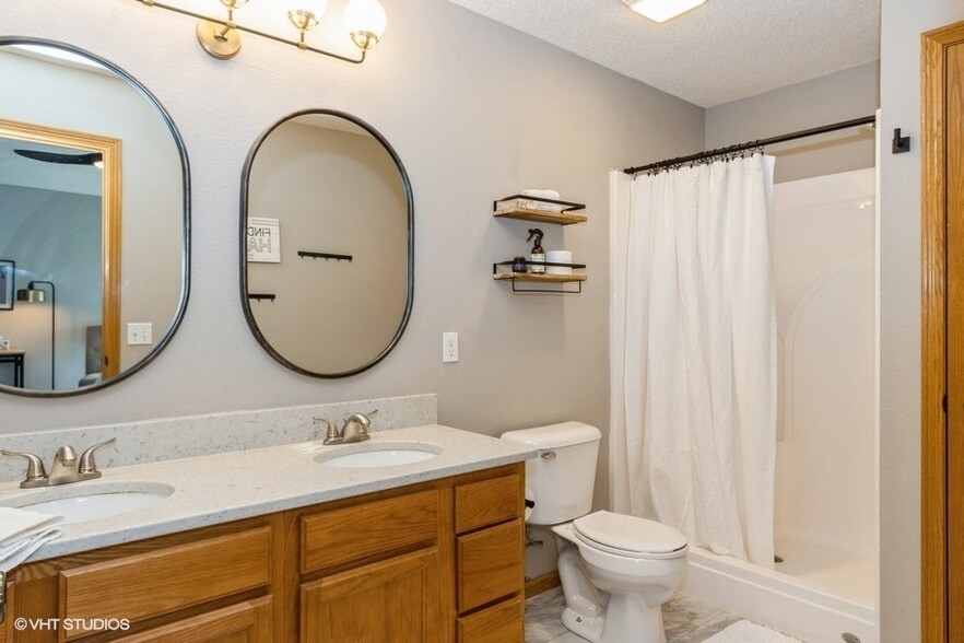 Primary Bath - 2762 Irving Ave
