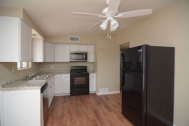 Building Photo - Charming 3 Bedroom 2 Bath Home! South Tucs...