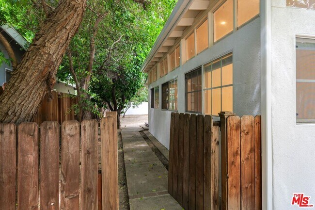 Building Photo - 22750 Clarendon St