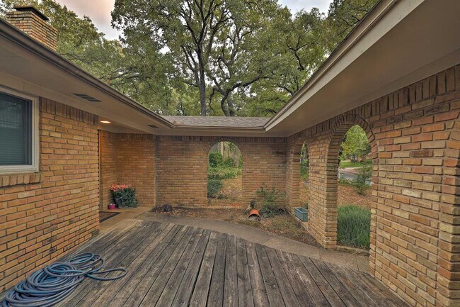 Building Photo - 2109 Woodside Dr