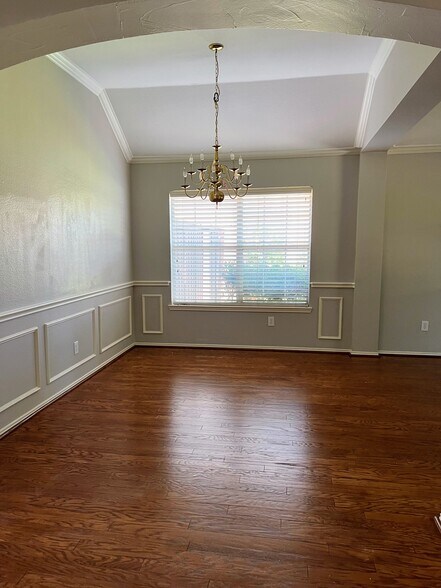 Building Photo - 5820 Chatham Ln