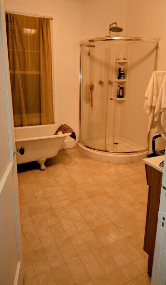 ENTRY TO THE LARGE UPSTAIRS BATHROOM - 4 Edmarth Pl