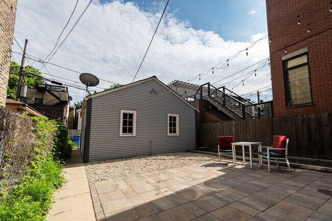 Building Photo - 1821 W Barry Ave