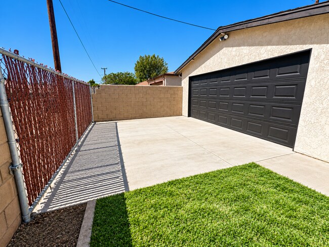 Building Photo - 7788 Laurel Ave