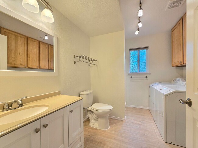 Building Photo - Spacious Home in Lake Stevens Available Now!  Pet Friendly