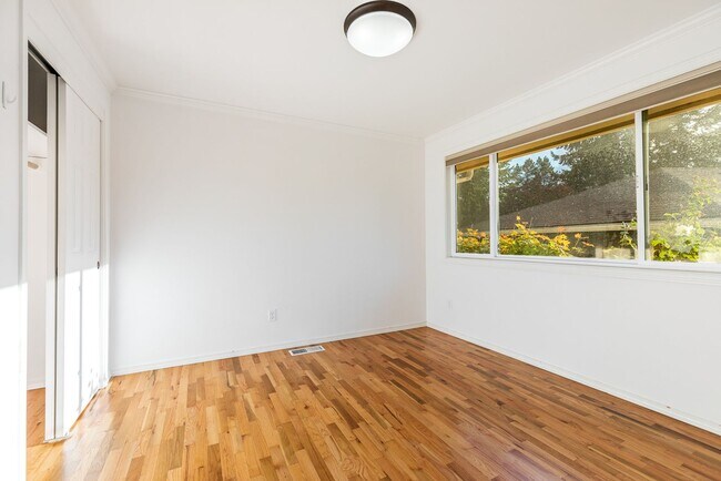 Building Photo - 4 bedroom 2.5 bath with office space.