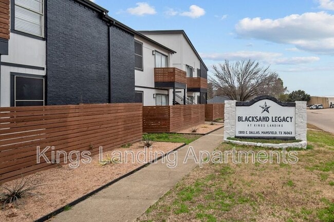 Building Photo - 306 Kings Way Dr