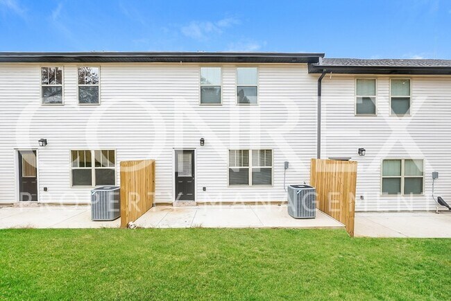 Building Photo - Beautiful 3 Bedroom Townhome in Lebanon, TN!
