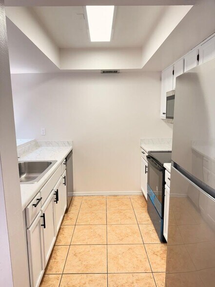 Building Photo - 387 Knox McRae Dr