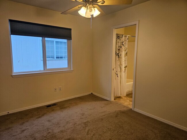 Building Photo - SUNNY & BRIGHT SINGLE FAMILY HOME IN HILLSBORO