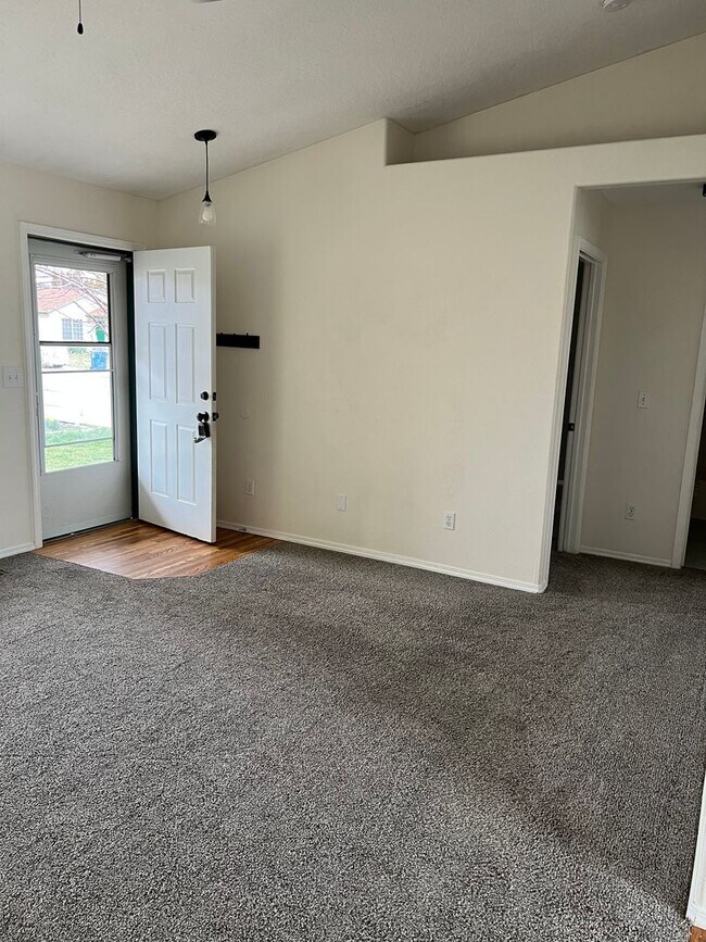 Building Photo - Introducing a charming single level 3 bedroom, 2 bath home for rent in Caldwell, ID.