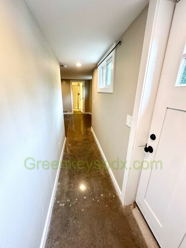 Building Photo - Huge Gorgeous 5 Bedroom 4 Bath Unit in SW ...