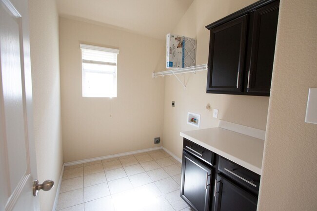 Building Photo - TWO WEEKS FREE RENT!!!  Welcome to this charming 3-bedroom, 2-bathroom home located in the vibran...