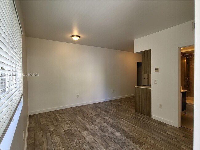 Building Photo - 557 Michigan Ave