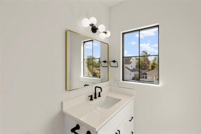 Building Photo - 1038 W 31st St