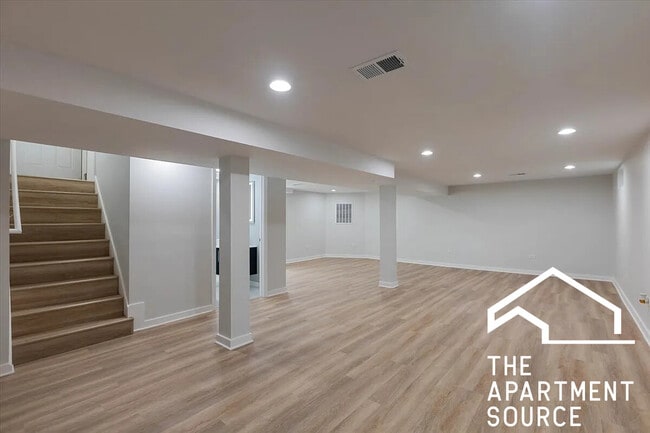 Building Photo - 4538 Dempster St