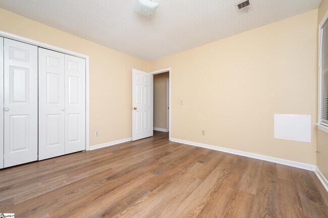 Building Photo - 14 Oakwood Dr