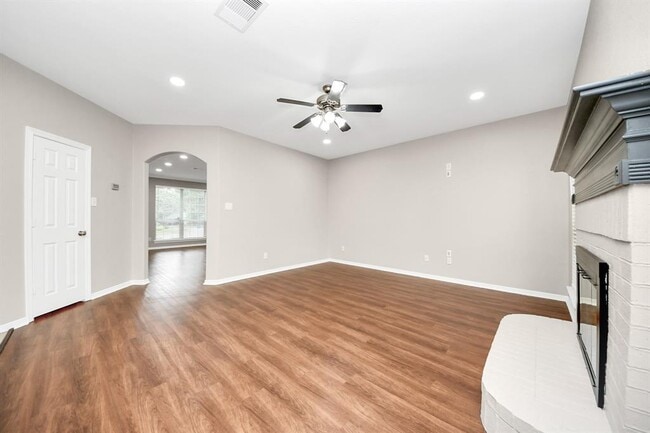 Building Photo - 8522 Sports Haven Dr