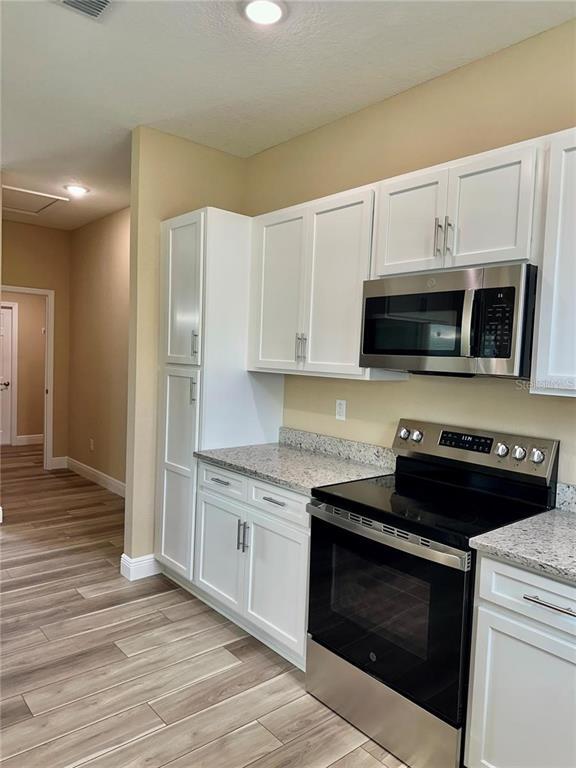 Building Photo - 13075 House Finch Rd